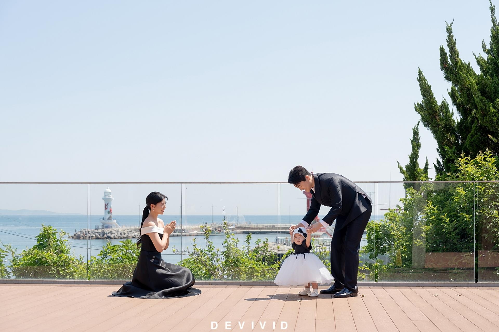 바다와 등대를 배경으로