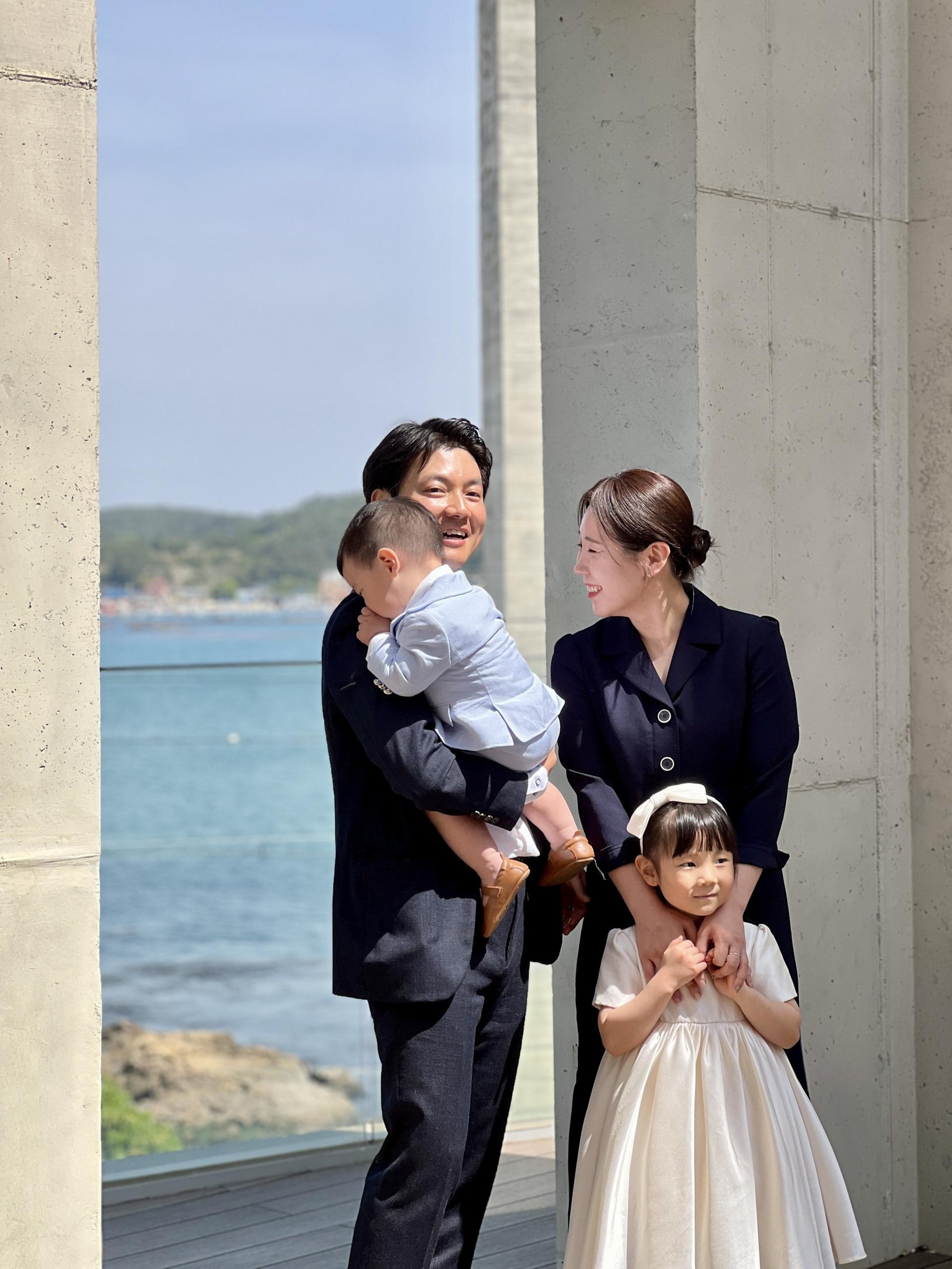 바다를 곁에 둔 가족 사진