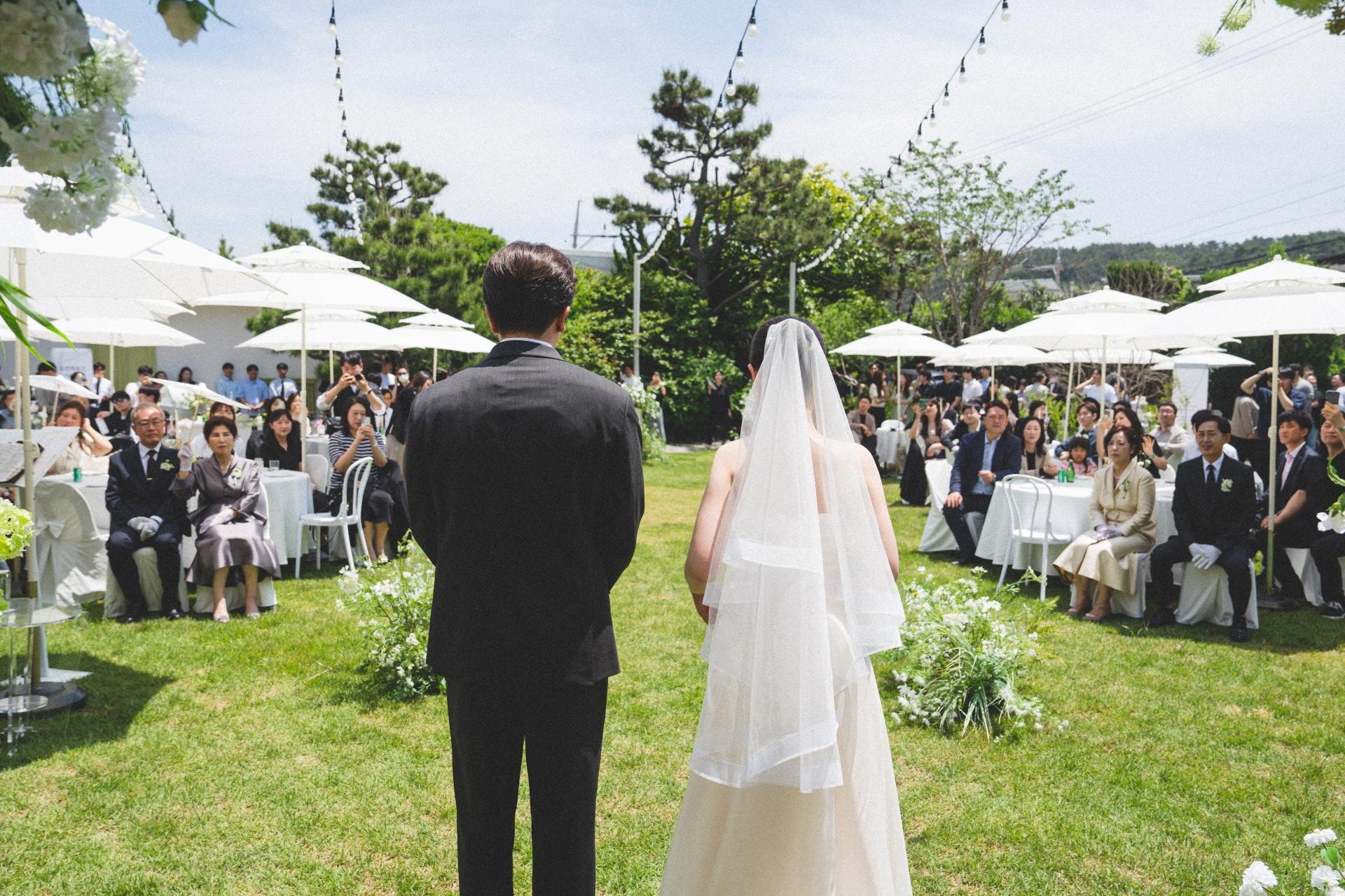 하객과 마주 선 가든 세리머니